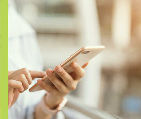 Urtikaria: CRUSE Control App Eine Person tippt auf ihrem Smartphone.
