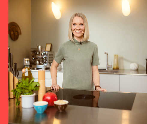 Psoriasis: Anna Lenas Ernährungstipps Anna Lena steht lächelnd in der Küche.