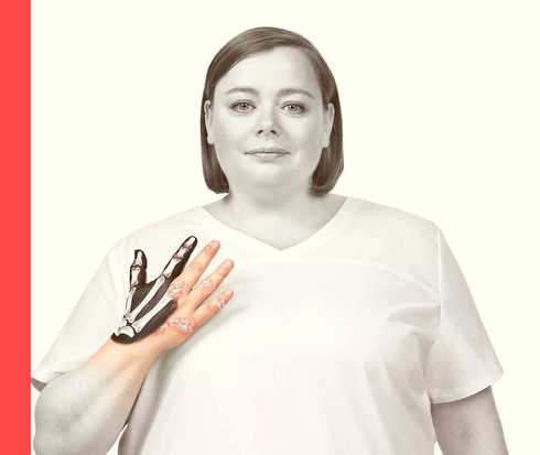 Psoriasis: Patientengeschichte Sarah Eine Frau in einem weißen T-Shirt hält ihre rechte Hand hoch, in der symbolisch mehrere Fingerknochen zu erkennen sind.