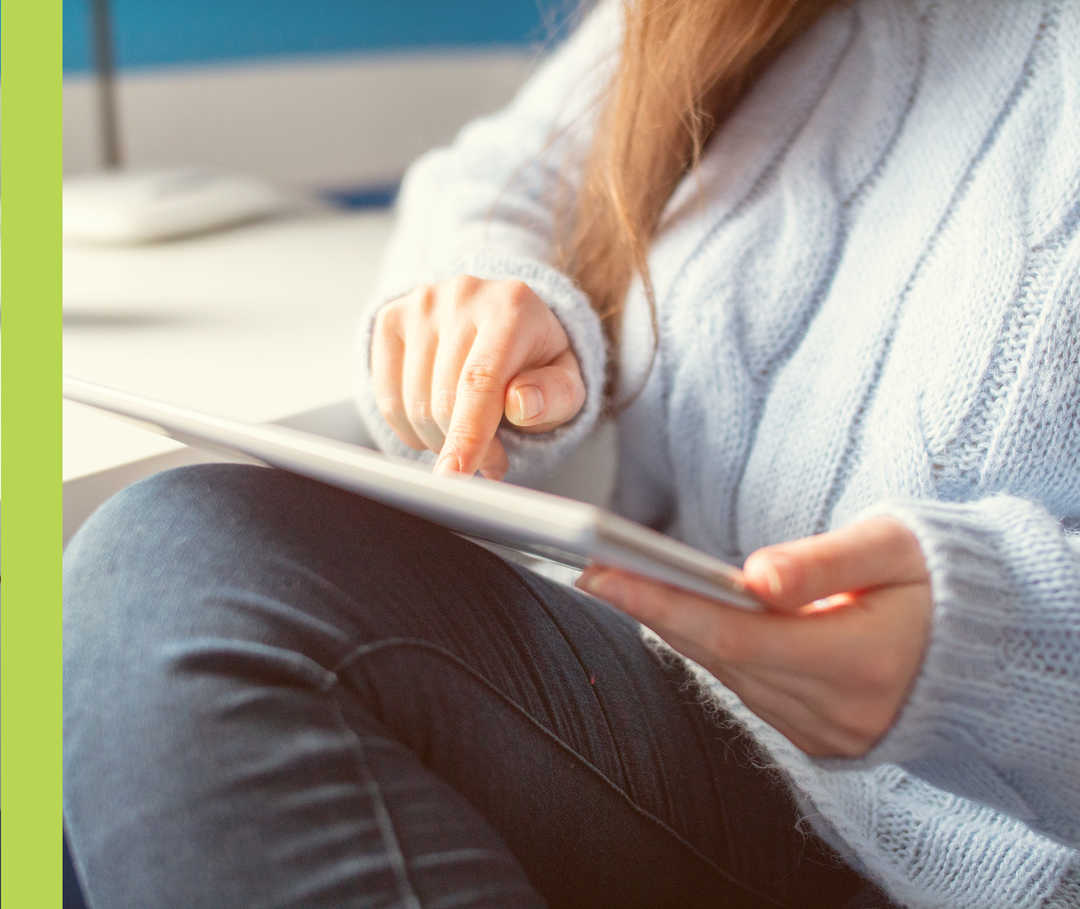 Urtikaria: Tools Eine Person tippt auf einen Tablet-PC.