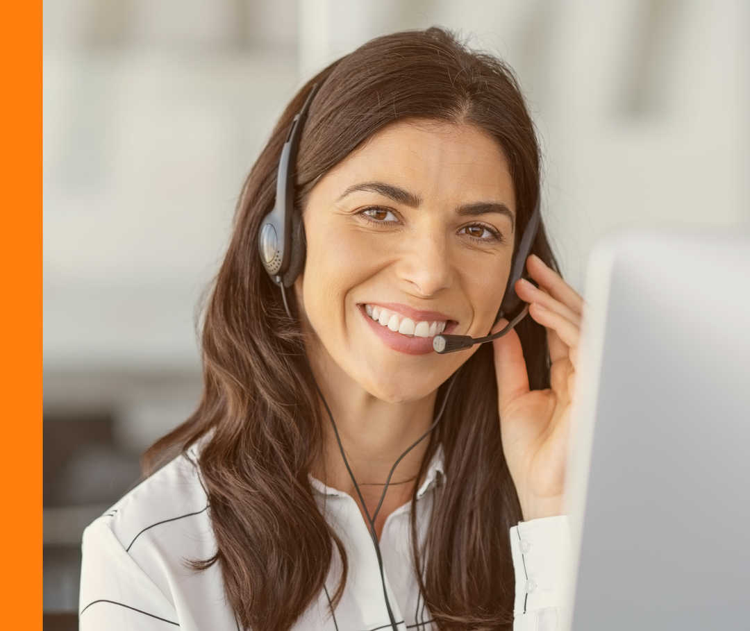 Medizinischer InfoService Eine Frau mit einem Headset.