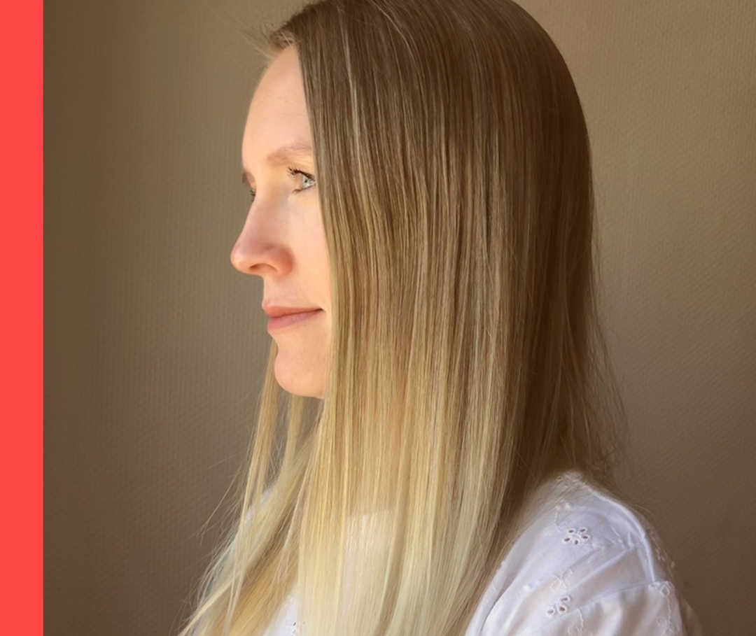 Die schwangere Anna Lena steht seitlich und schaut in die Ferne. Patientenblog: Anna Lenas Erfahrungen mit Schuppenflechte in der Schwangerschaft