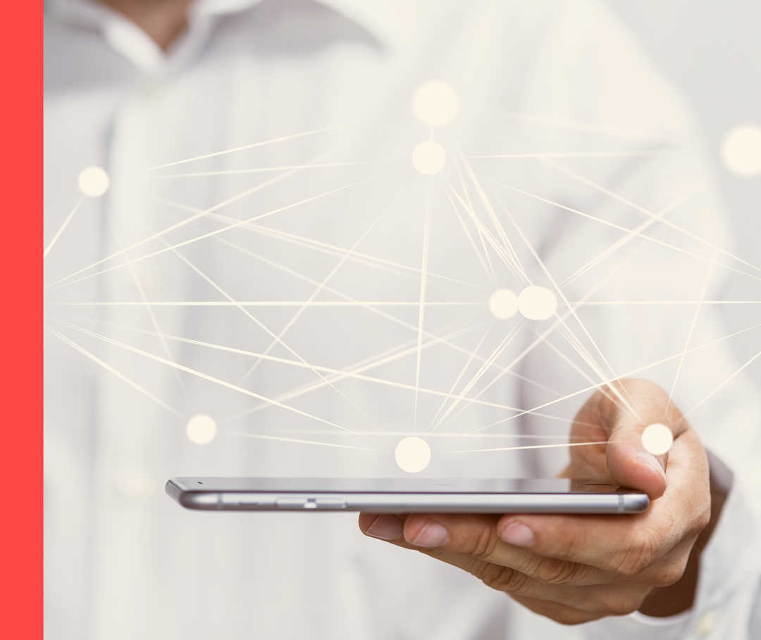 Hautwende erleben: Vernetzung in der Medizin Nahaufnahme eines Smartphones in der Hand einer Person. Darüber sind mit Linien verbundene Punkte.