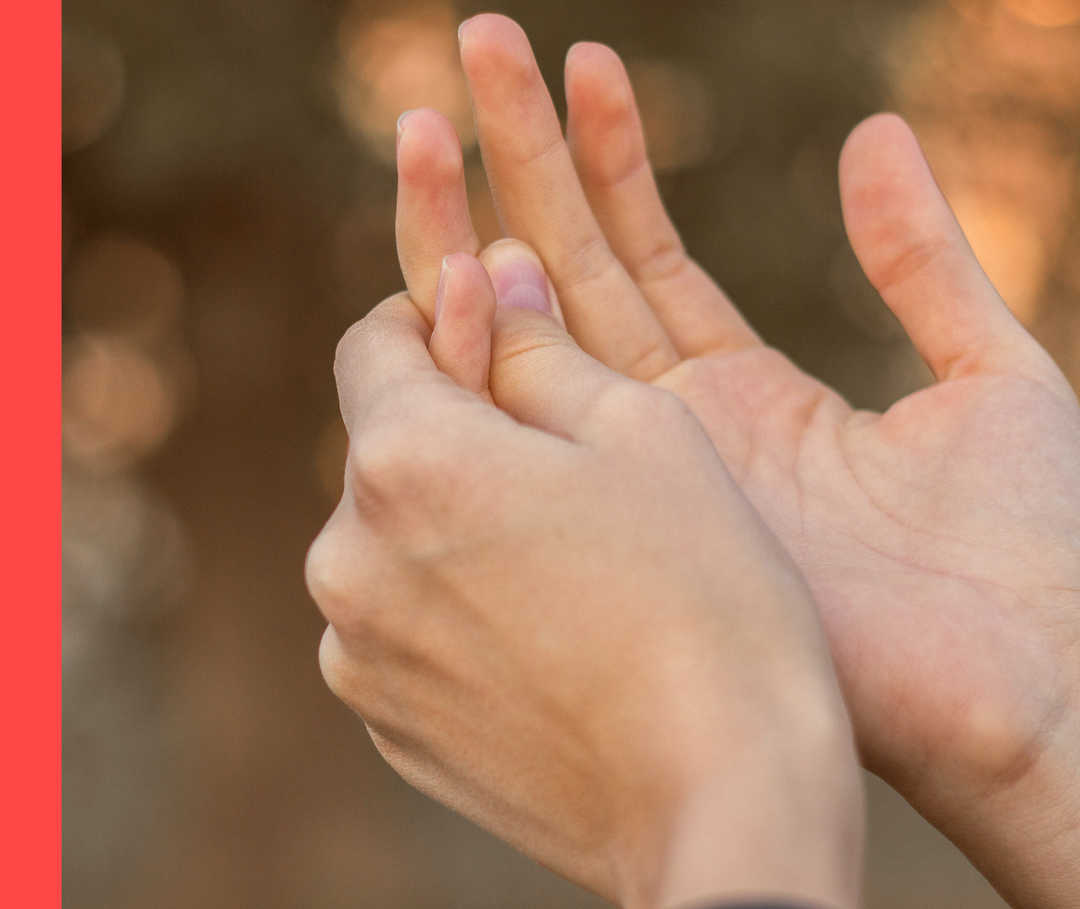 Hautwende Erleben: Gelenke in Gefahr Eine Hand fasst die andere an einigen Fingern an.