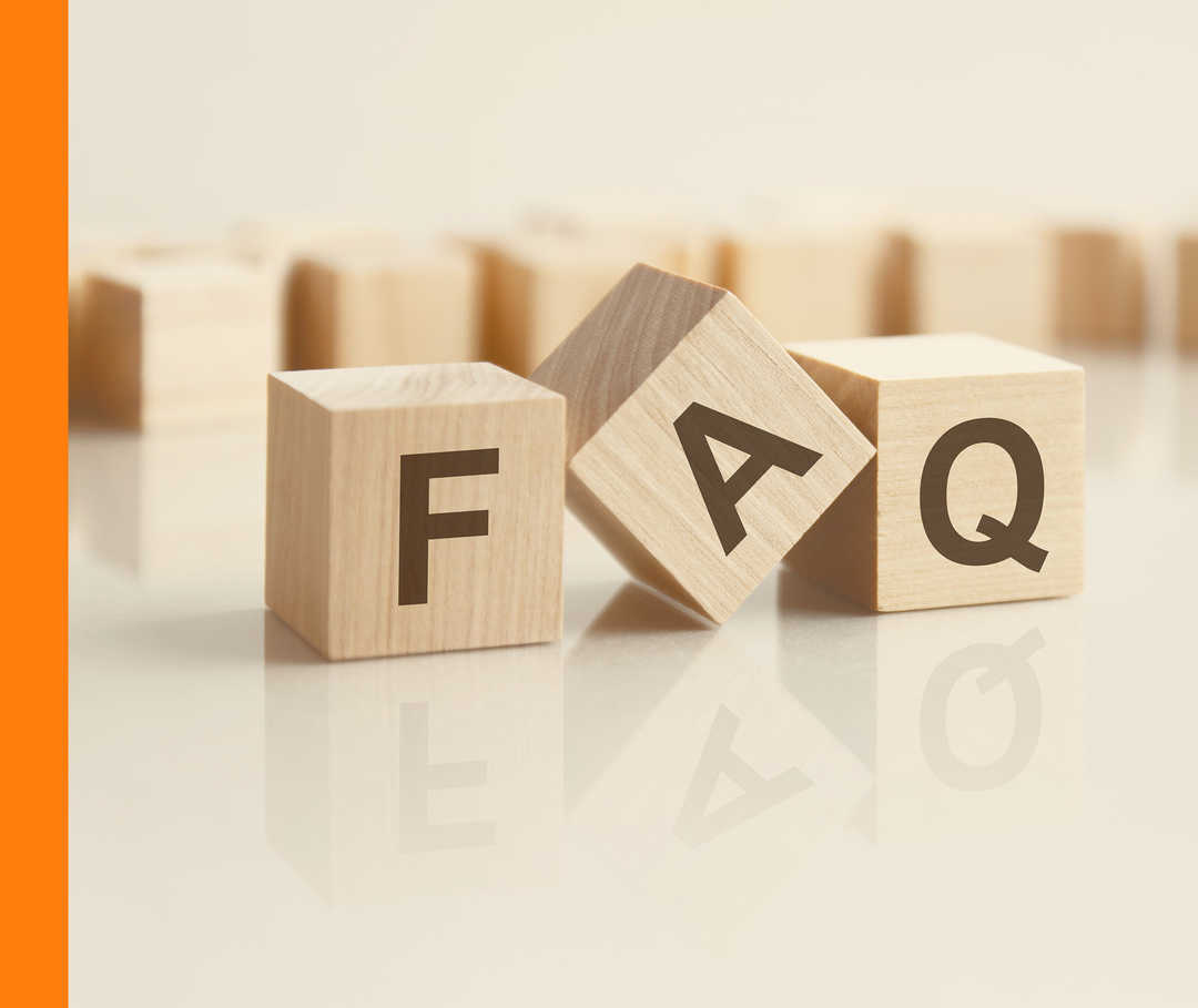 HAUTWENDE: FAQ Auf drei Holzklötzchen stehen die Buchstaben F, A und Q.