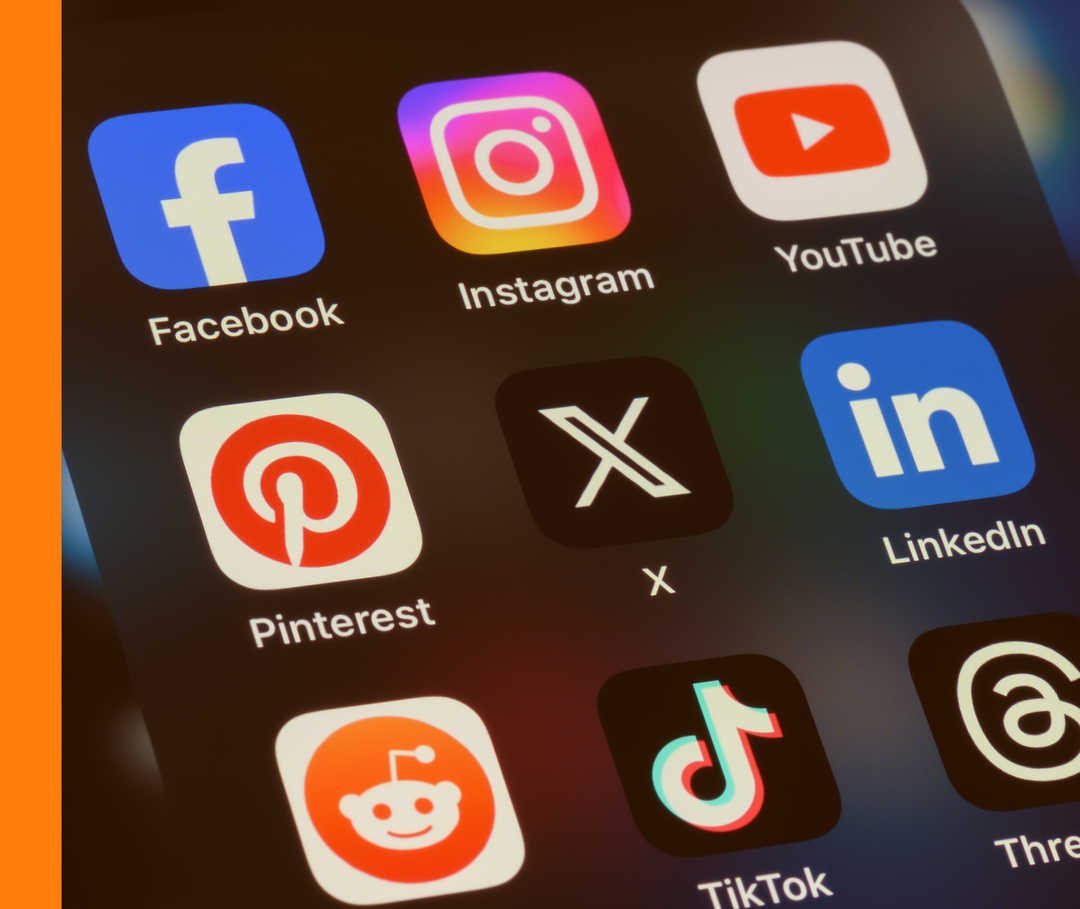 Soziale Medien Eine Handy mit App-Symbolen verschiedener sozialer Medien.