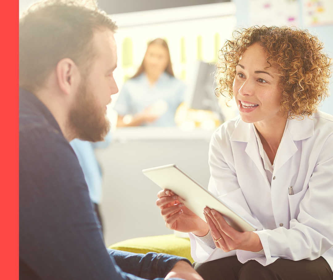 Therapietreue bei Psoriasis Eine Ärztin mit ihrem Patienten.