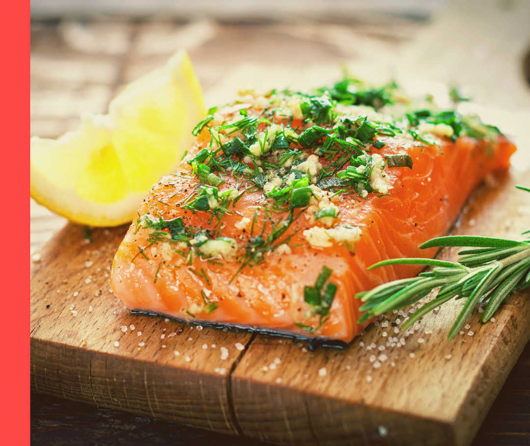 Psoriasis: Vitamin D und Lachs Lachsfilet mit grünen Kräutern und einem Stück Zitrone.