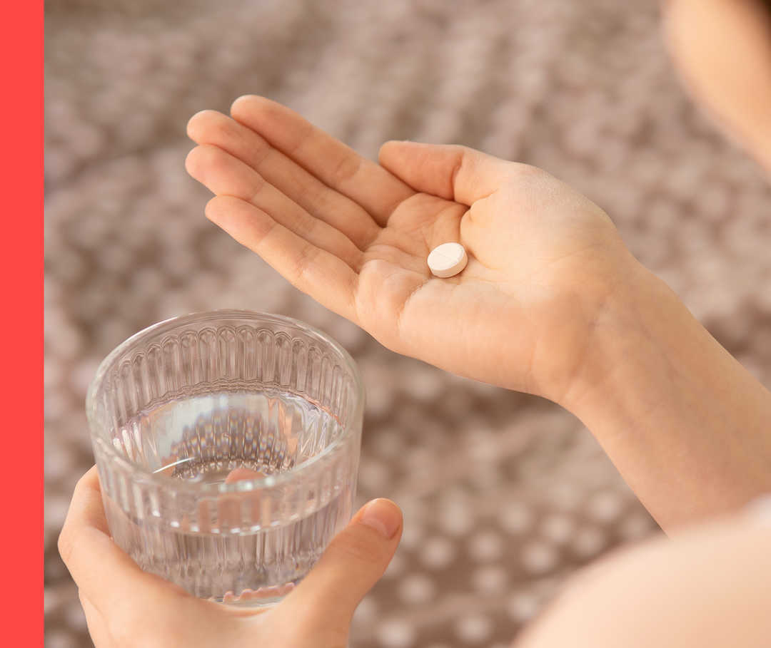 Psoriasis: Vitamin D und Nahrungsergänzung Eine Hand mit einer weißen Tablette.