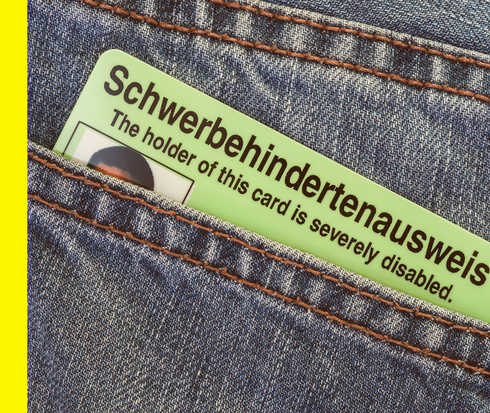 ] Nahaufnahme eines Schwerbehindertenausweises in einer Hosentasche.