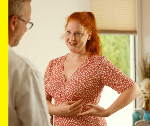 Eine Patientin und ein Arzt unterhalten sich.