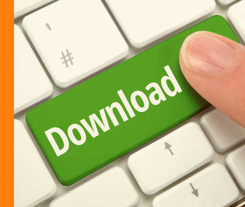 Nahaufnahme eines Fingers, der die Taste „Download“ auf einer Computertastatur berührt. 