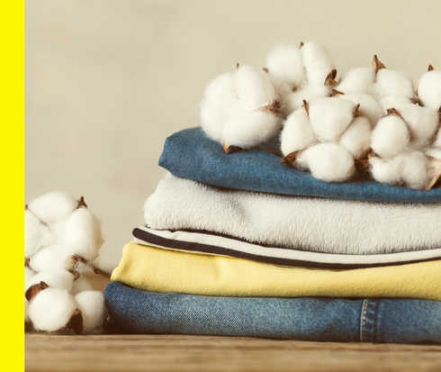 Ein Stapel Kleidung, auf der Baumwolle liegt.