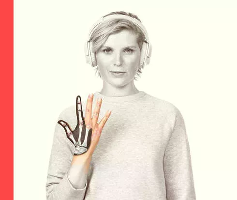 Eine Frau, die Kopfhörer trägt, hält ihre rechte Hand hoch, in der symbolisch mehrere Fingerknochen zu erkennen sind.