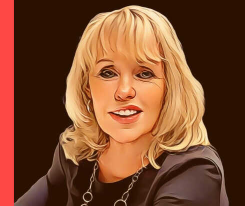 Christine schaut lächelnd in die Kamera.