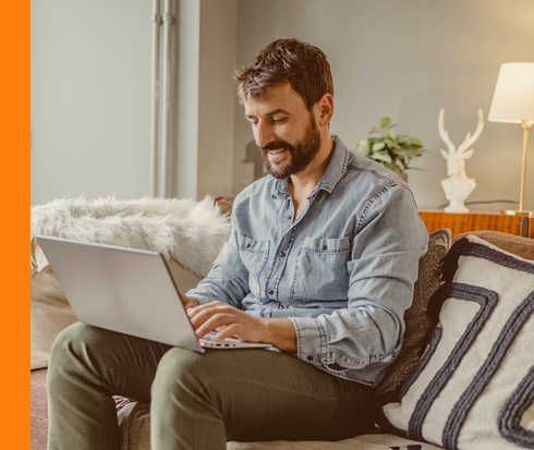 Ein Mann tippt auf einem Notebook