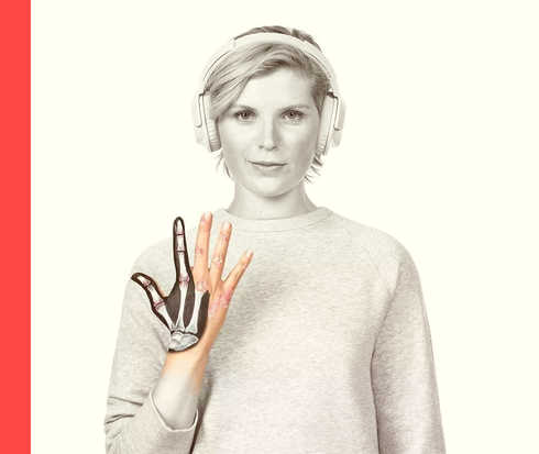 Eine Frau, die Kopfhörer trägt, hält ihre rechte Hand hoch, in der symbolisch mehrere Fingerknochen zu erkennen sind.