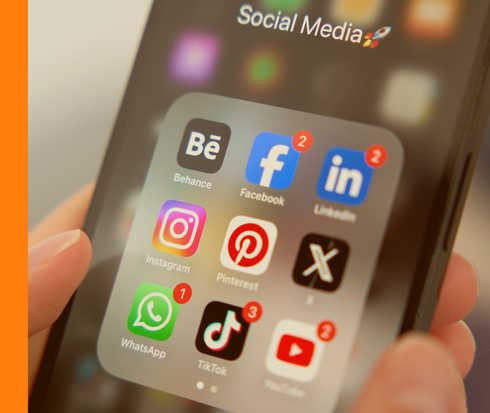 Nahaufnahme eines Handydisplays, das die Icons von verschiedenen Social-Media-Apps anzeigt.