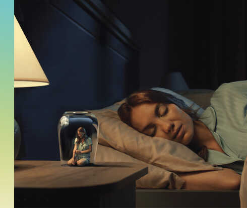 Eine Frau liegt im Bett. Auf dem Nachttisch sitzt eine kleinere Version der Frau in einem Glas und juckt sich am Arm.