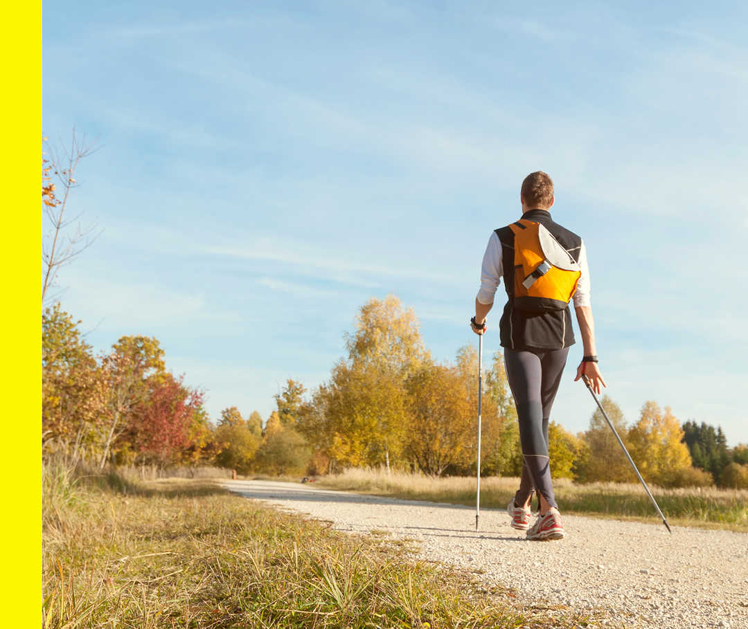 Eine Frau macht draußen Walking