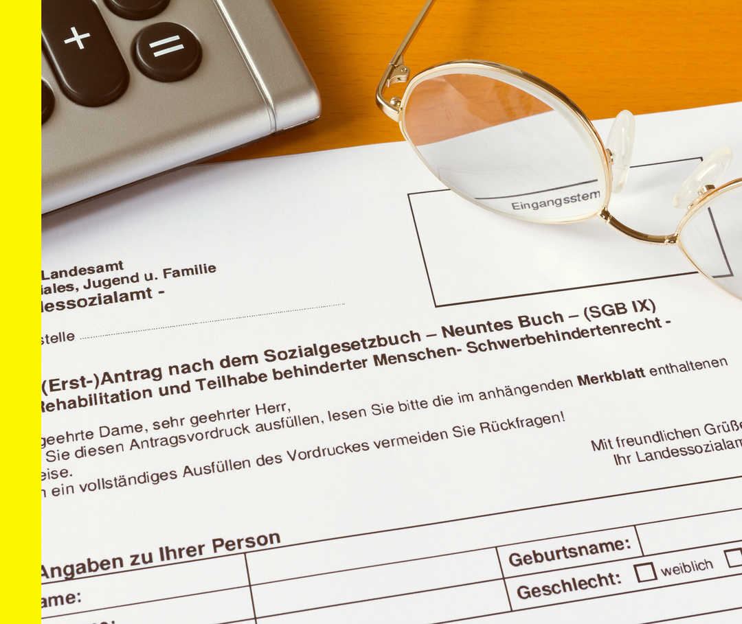 Nahaufnahme von einem Dokument mit der Überschrift „(Erst-)Antrag nach dem Sozialgesetzbuch – Neuntes Buch – (SGB IX) Rehabilitation und Teilhabe behinderter Menschen – Schwerbehindertenrecht“.