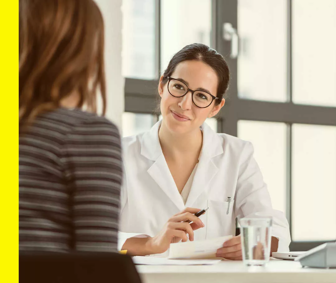 Eine Ärztin im Gespräch mit einer Patientin