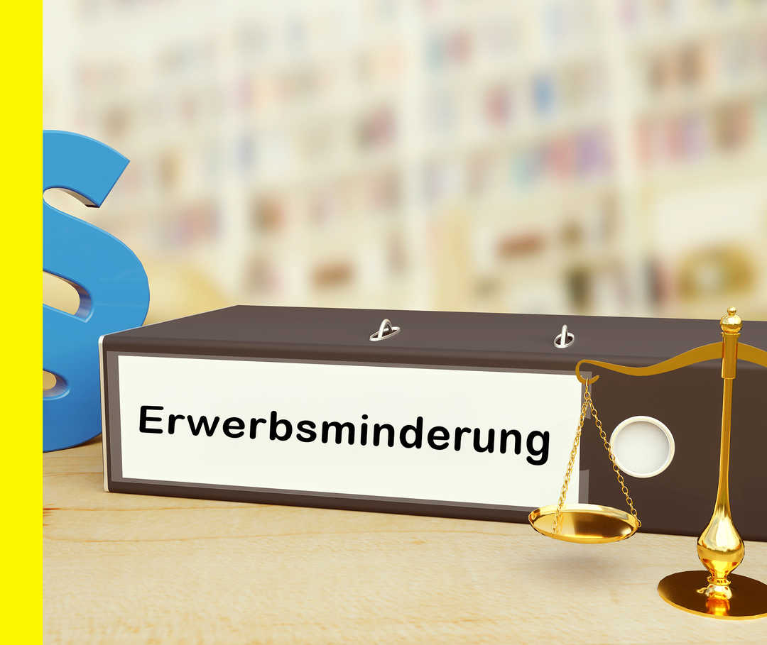 Auf einem Tisch liegt ein Aktenordner mit der Aufschrift "Rente wegen Erwerbsminderung".
