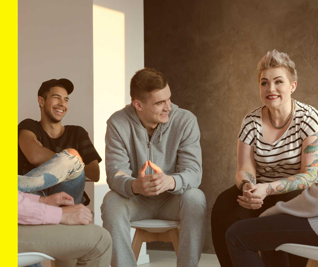 Ein Gruppengespräch in einem Stuhlkreis