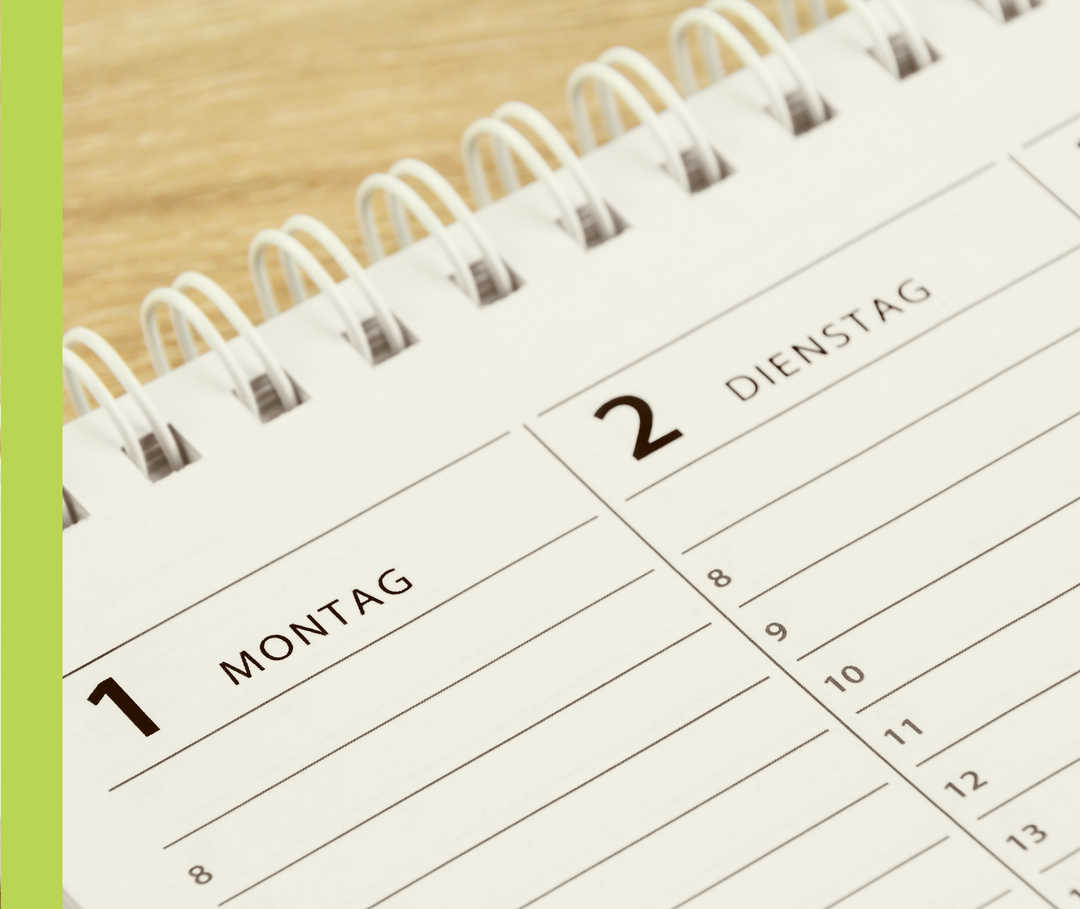 Aufgeschlagener Wochenkalender mit den Tagen Montag und Dienstag.