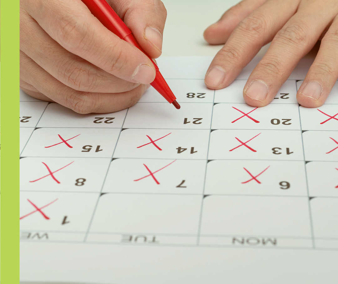 Bildausschnitt eines aufgeschlagenen Kalenders mit durchgestrichenen Tagen.