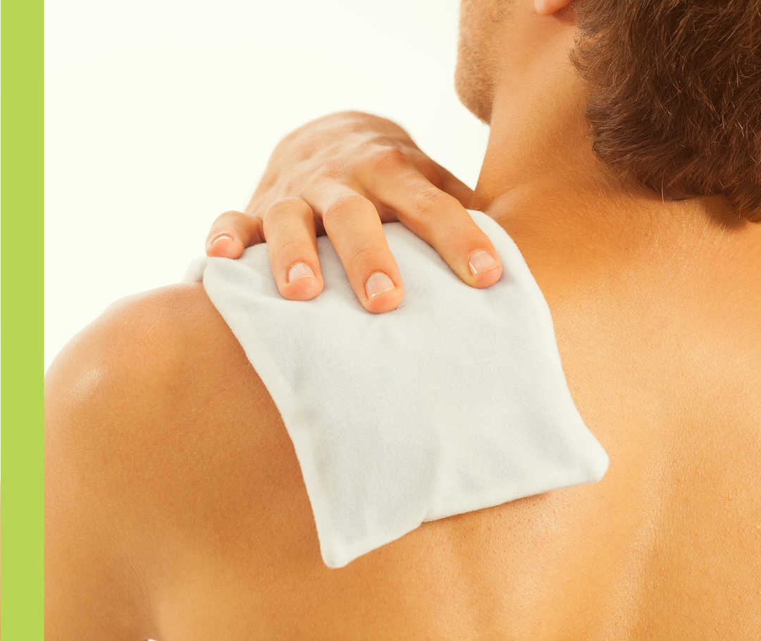 Ein Mann legt ein Kühlpack auf seine linke Schulter.