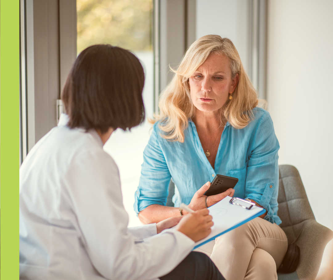 Eine Frau unterhält sich mit einer anderen Person.