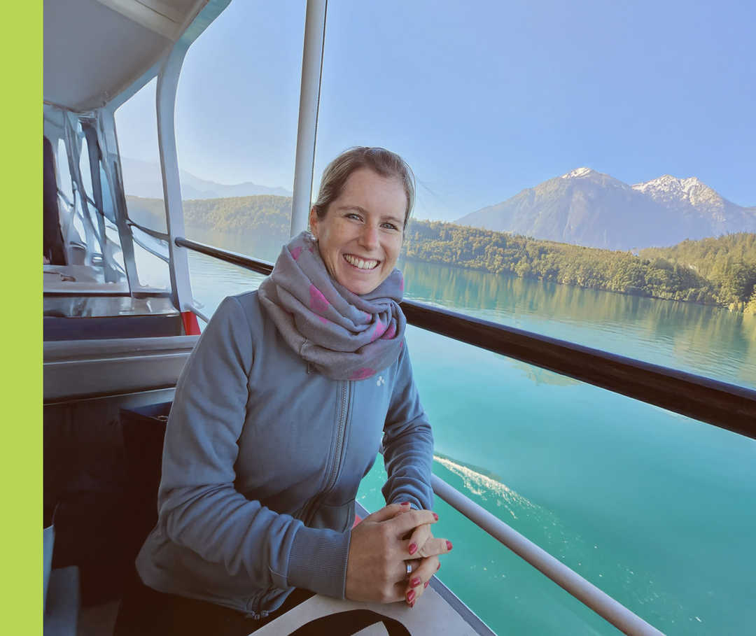 Sandy lächelt im Freien in die Kamera.