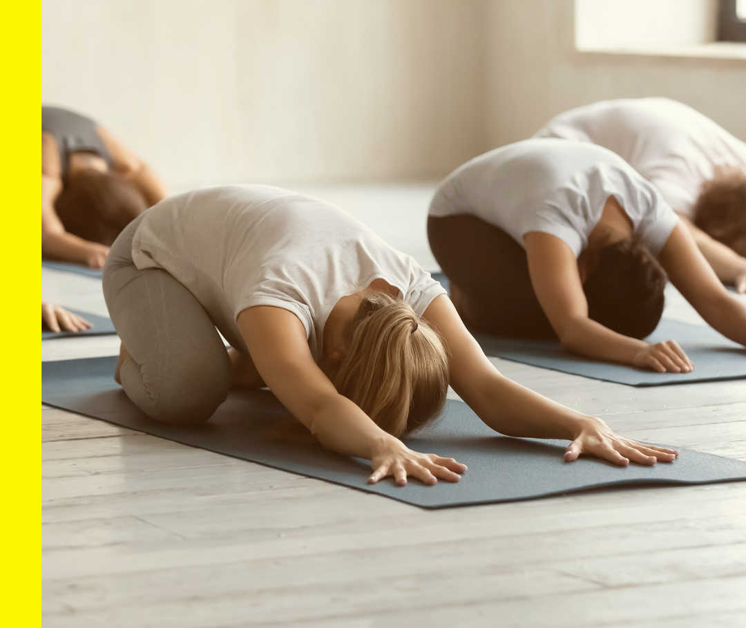 Eine Gruppe beim Yoga.