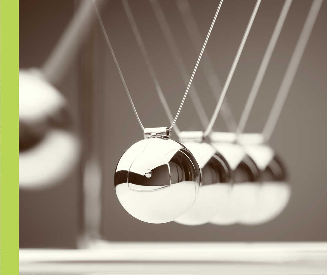 Die erste Kugel eines Kugelstoßpendels schwingt aus.