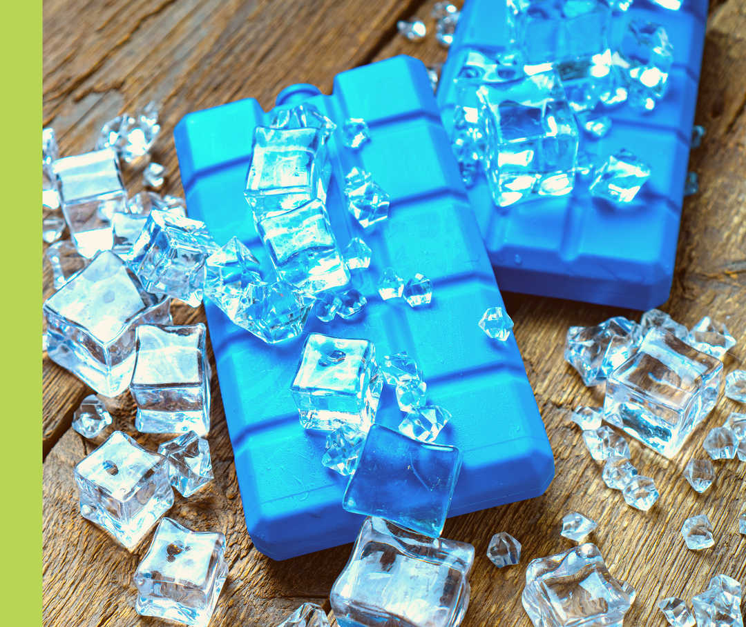 Zwei Kühlakkus liegen auf einem Tisch und sind teilweise von Eiswürfeln bedeckt.