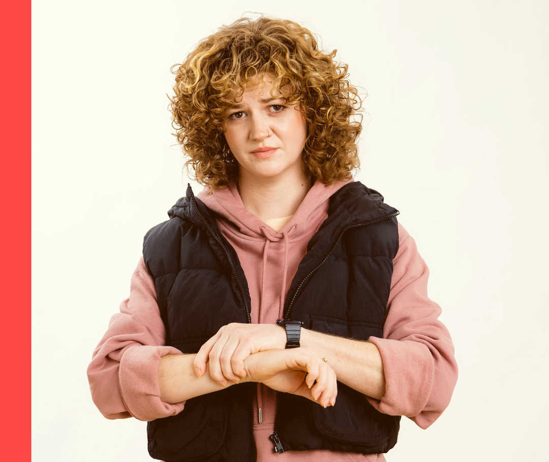 Eine Frau fasst sich an ihr schmerzendes Handgelenk.