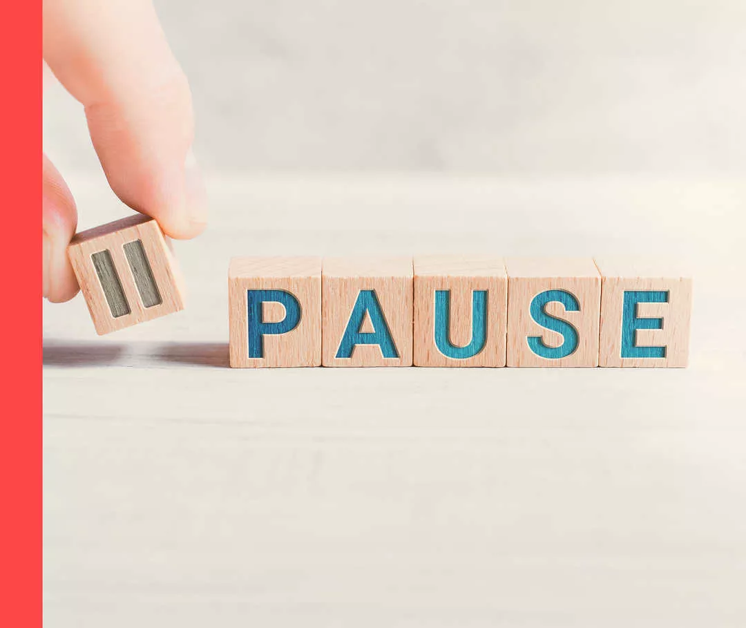 Holzwürfel mit der Aufschrift „Pause“.