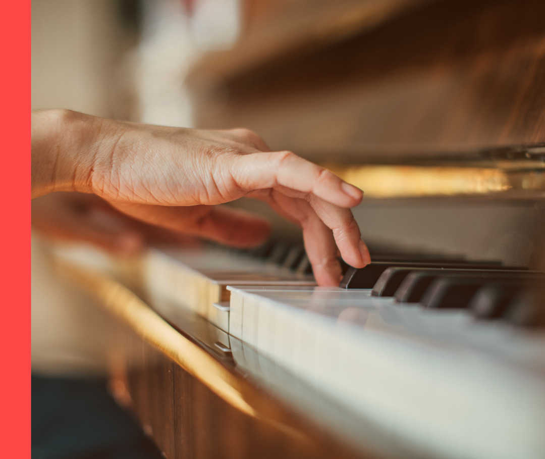 Nahaufnahme von klavierspielenden Händen.