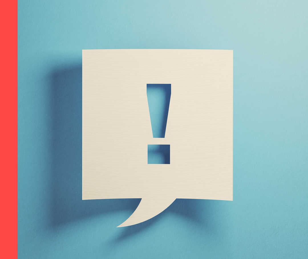 Symbolisches Ausrufezeichen auf hellblauem Hintergrund.