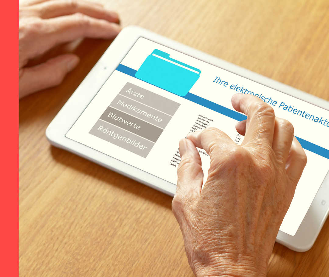 Eine Hand tippt auf ein Tablet, auf dem die elektronische Patientenakte zu sehen ist.