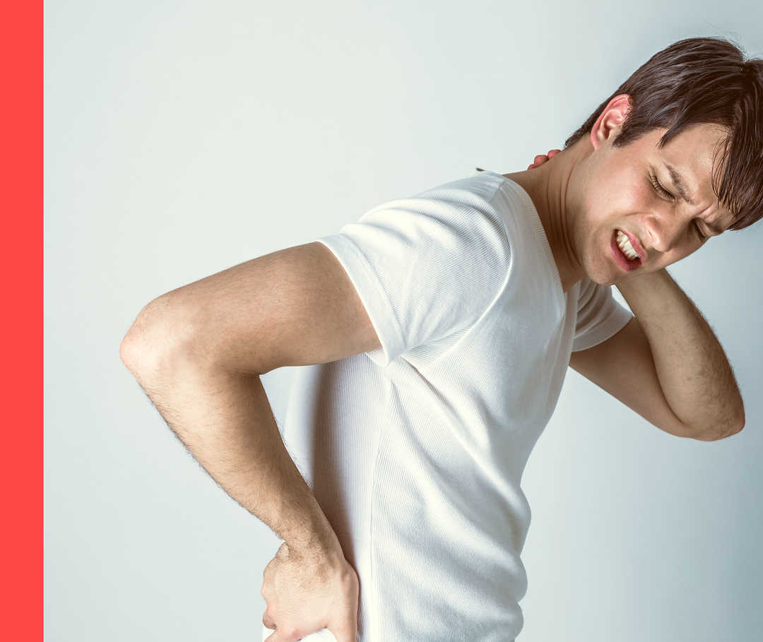 Mann im weißen T-Shirt hält sich mit einer Hand den Rücken, mit der anderen den Nacken.