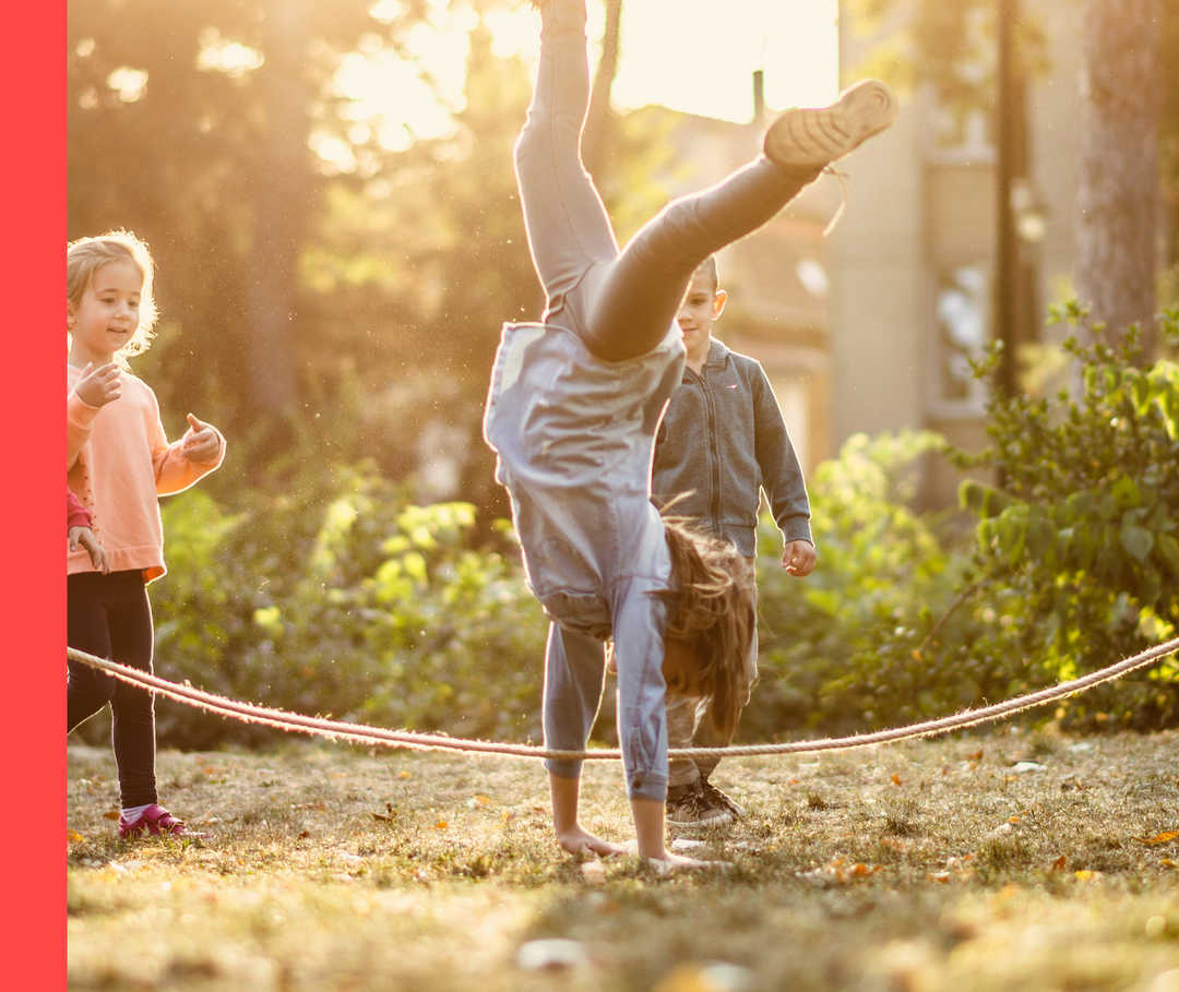 Tobende Kinder im Park.