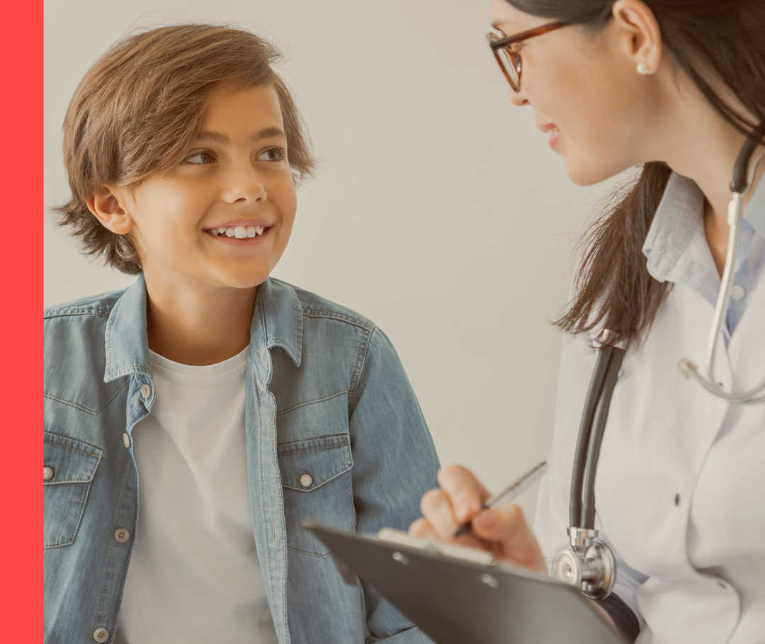 Junge im Gespräch mit Ärztin.