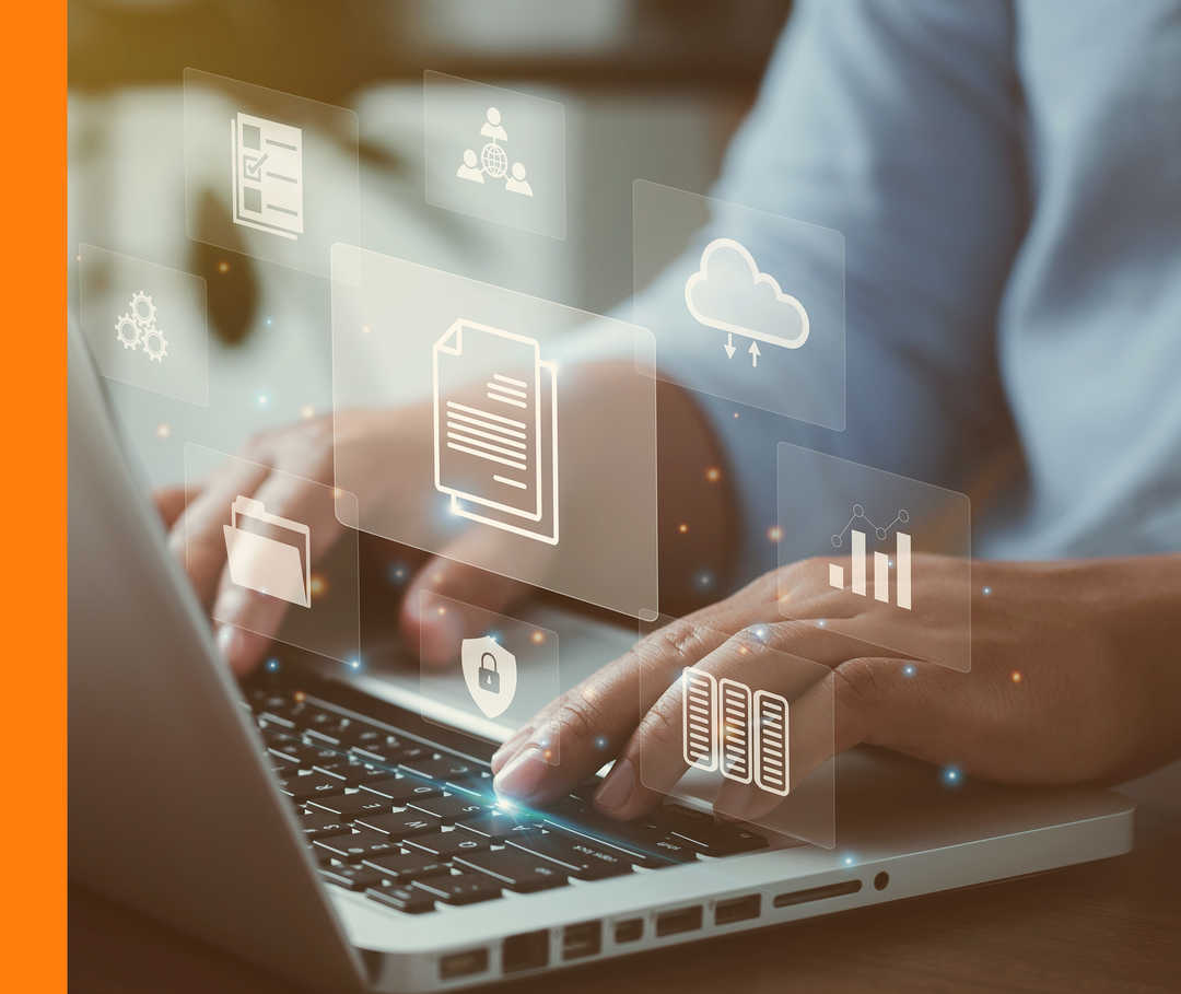 Zwei Hände einer Person auf der Tastatur eines Notebooks, über dem transparent einige Dokumentensymbole zu sehen sind.