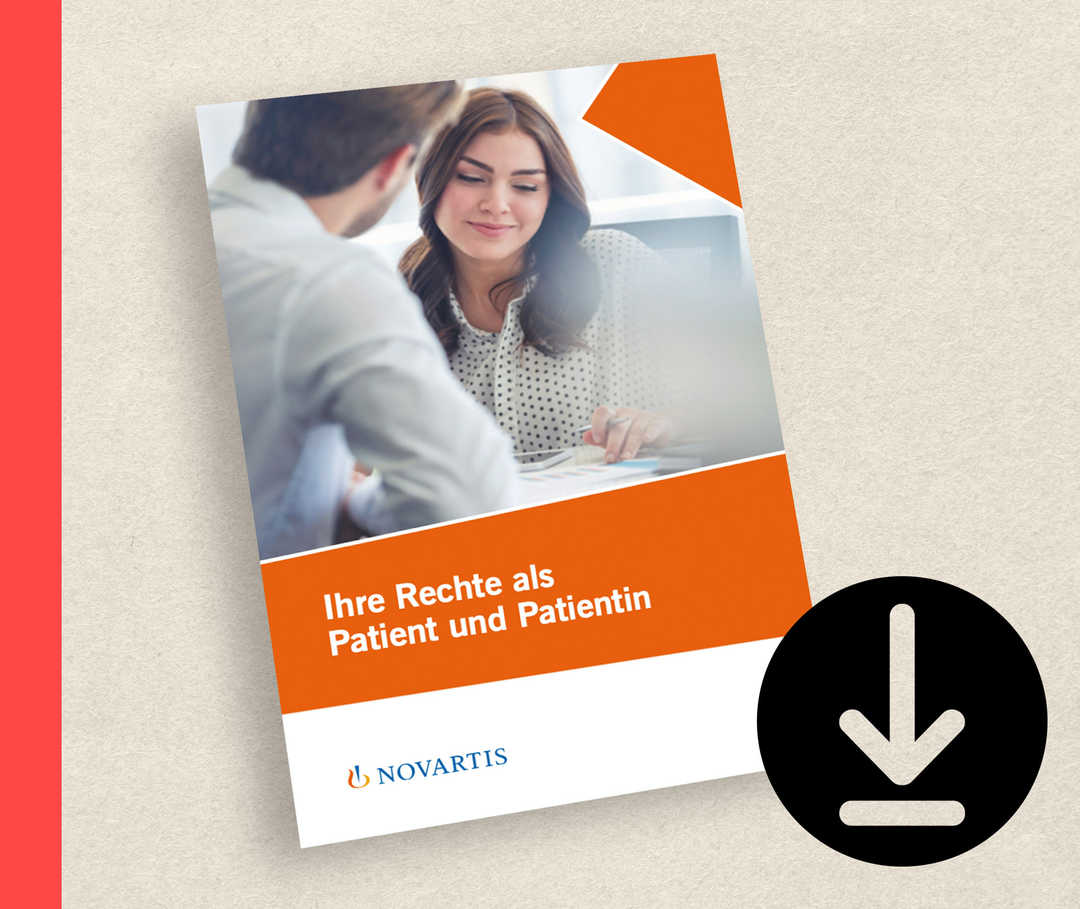 Bild der Patientenbroschüre zu Patientenrechten. Das Foto zeigt einen Mann in Rückansicht und eine lächelnde Frau, die auf einen Stapel Unterlagen vor sich sieht.