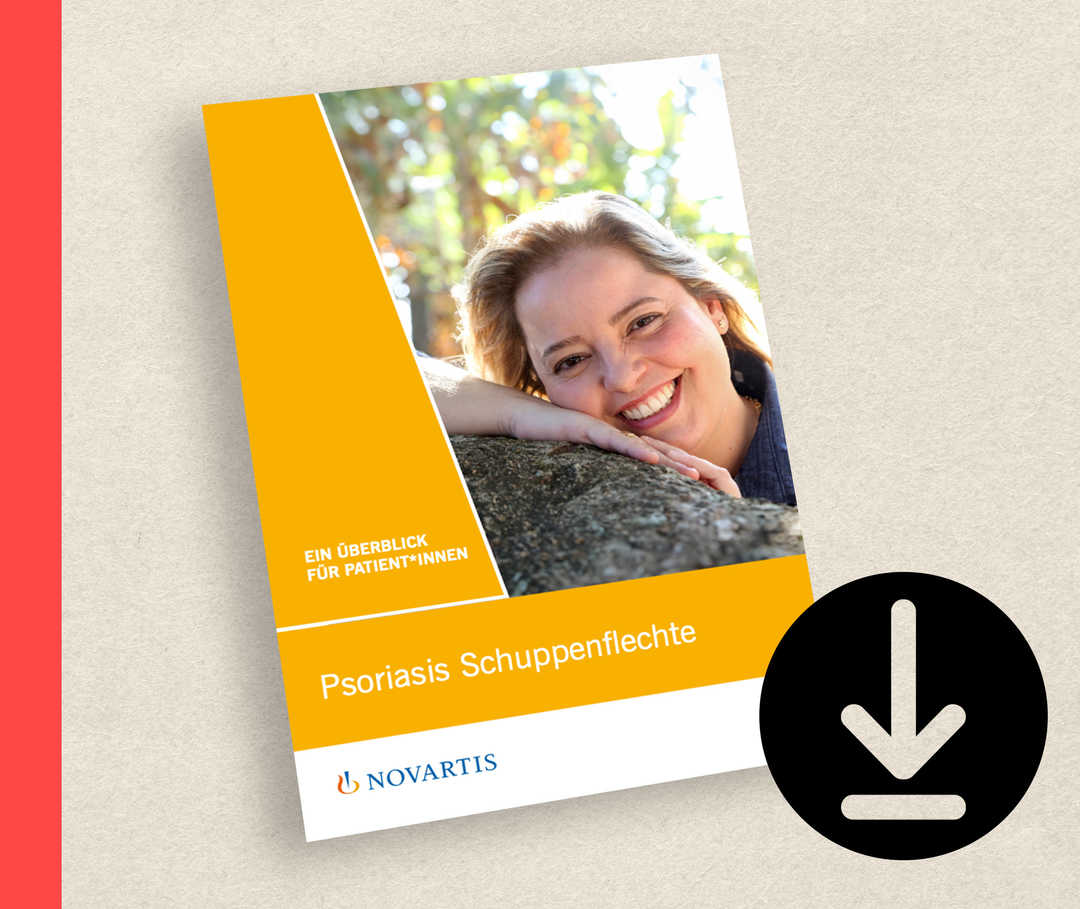 Bild der Patientenbroschüre zu Psoriasis. Eine Frau legt ihr lächelndes Gesicht auf dem Unterarm ab, der auf einem Stein ruht.