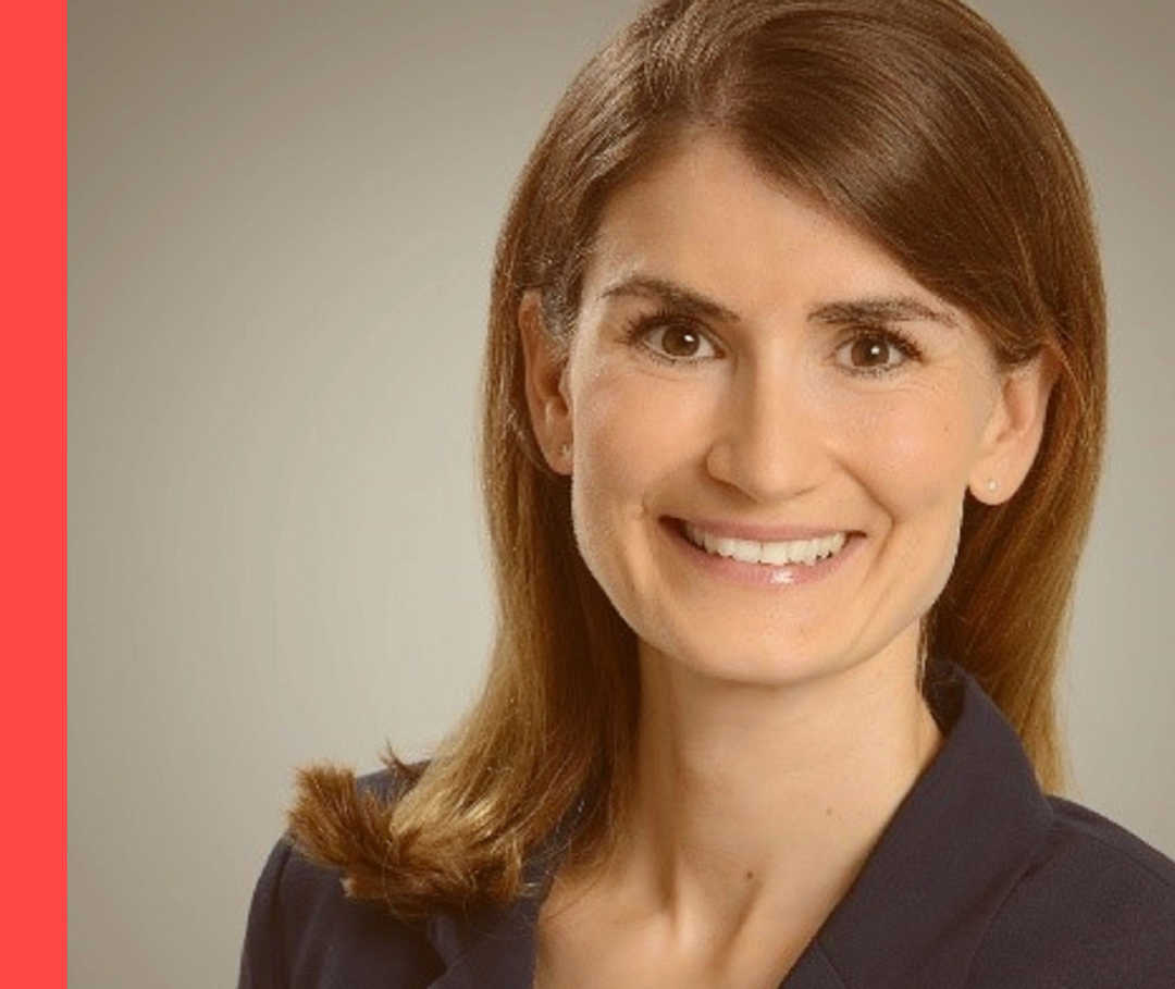 Dr. Rachel Sommer lächelt in die Kamera.