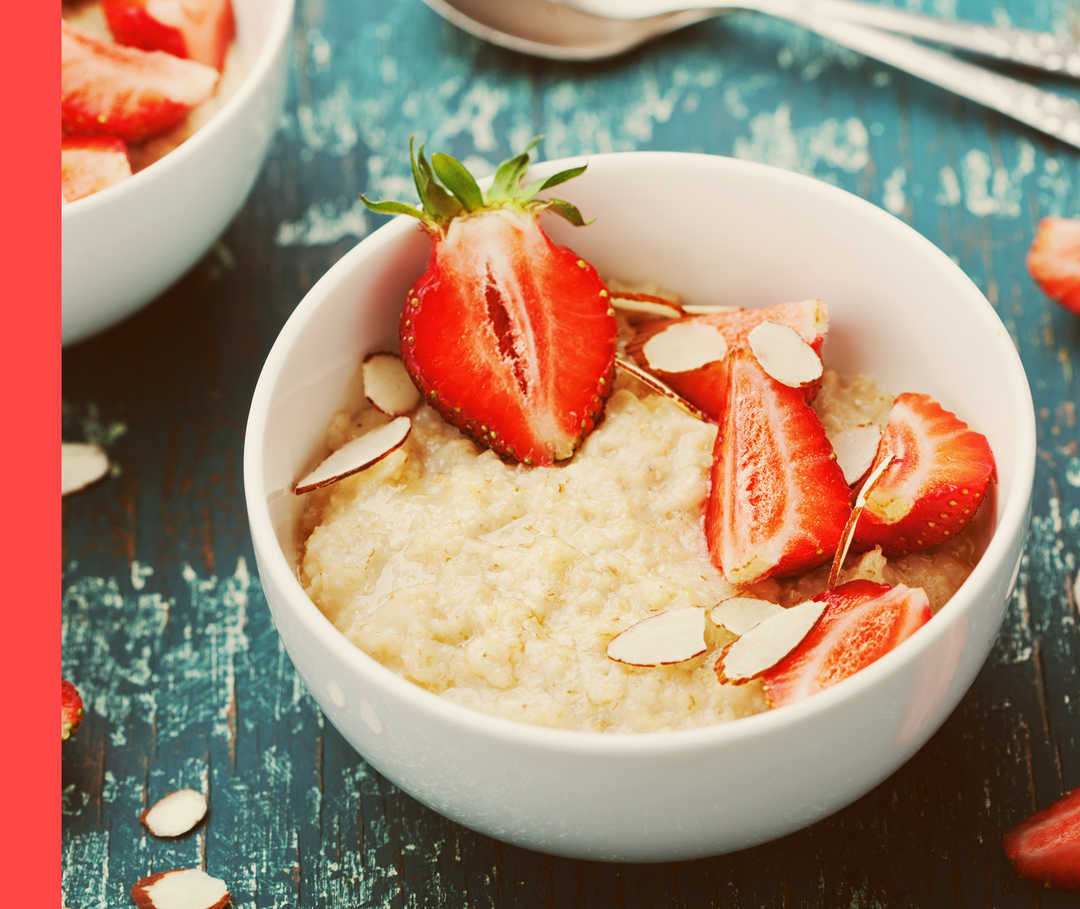 Haferporridge mit Mandeln und Erdbeeren.