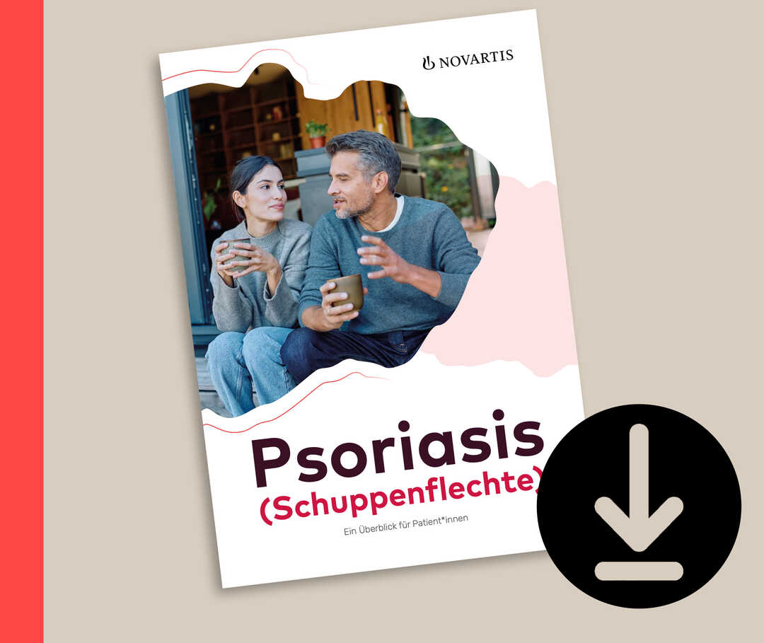 Bild der Patientenbroschüre zu Psoriasis. Eine Frau legt ihr lächelndes Gesicht auf dem Unterarm ab, der auf einem Stein ruht.
